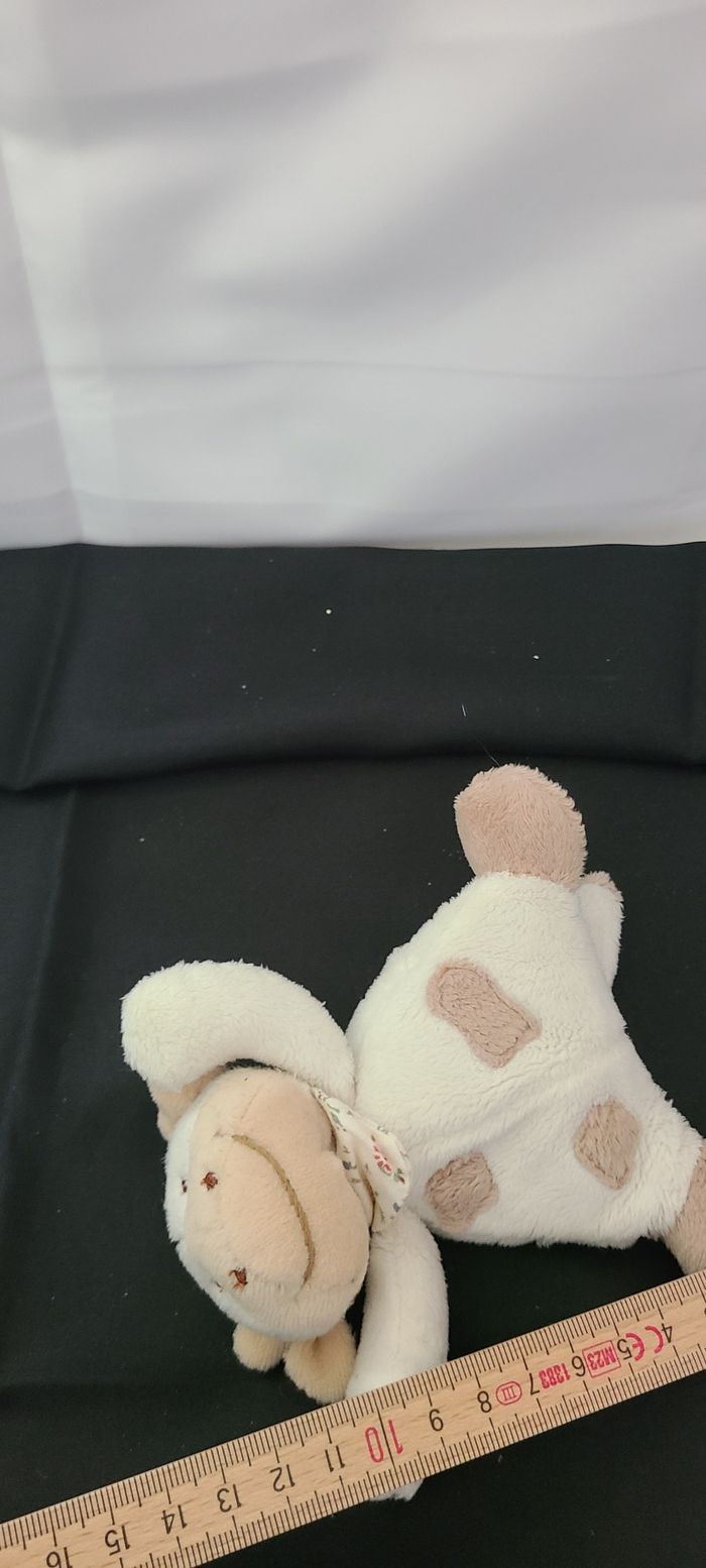 Mini Doudou vache daisy blanche tachetée JOLLYBABY 15 cm - photo numéro 4