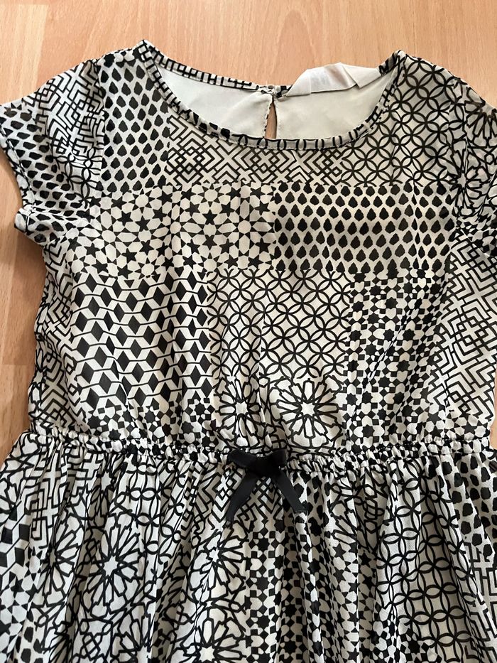 Jolie robe d’été H&M noire et beige T. 5-6 ans/116 cm fille TBE - photo numéro 3