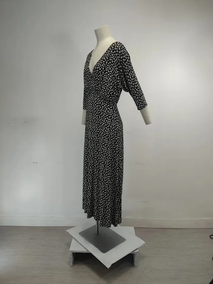 Robe longue noire à fleurs blanches en jersey crêpe, dos nu, taille M A634 - photo numéro 3