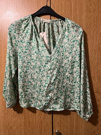 Chemise effet satiné verte et blanche fleurie