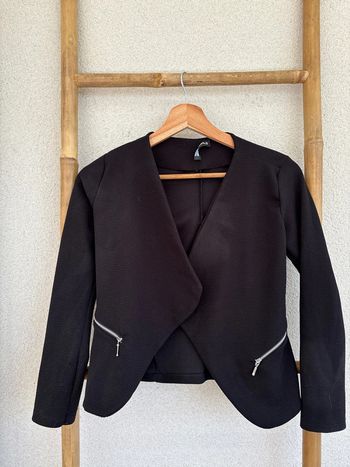 Veste noire légère avec noeud dans le dos