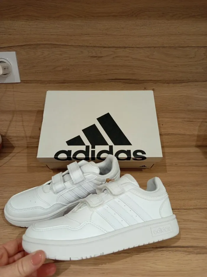 Baskets mixtes blanches à scratchs Adidas pointure 34 neuves dans leur boîte d'origine 🏷 - photo numéro 5