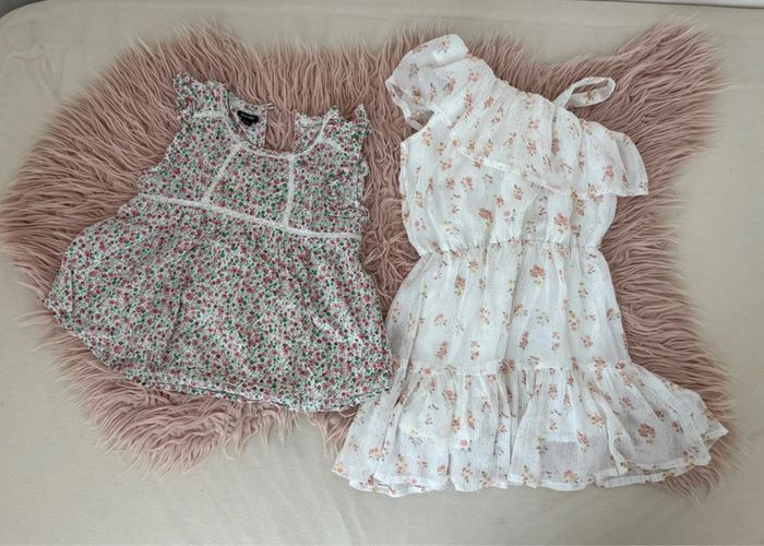 Lot robe à volant et blouse fleurie