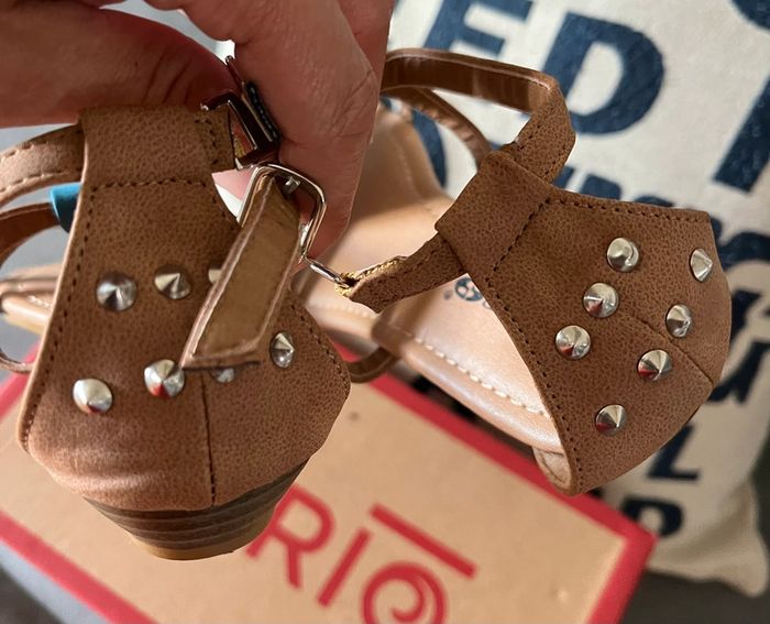 Jolies sandalettes fille taille 31 star neuves - photo numéro 2