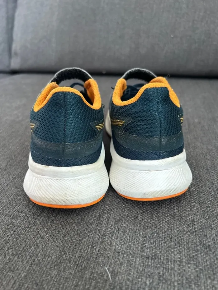 Chaussures de course à pied,basket de course à pied garçon, asics, taille 31,5 très bon état - photo numéro 3