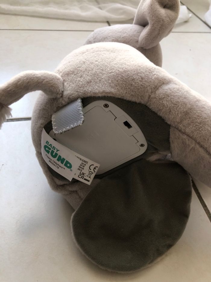 Elephant qui joue a cache cache - photo numéro 3