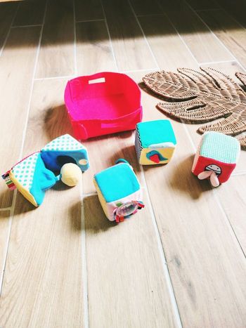 🧸 Jeu d'éveil - Set de 4 Cubes Multi-Sensoriels avec Panier de Rangement en tissu - marque Oxybul