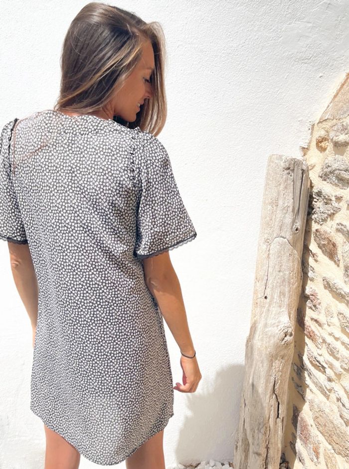 🌟 Robe manches courtes à dentelle noir et blanche à fleurs - photo numéro 3