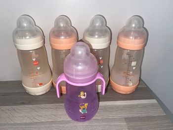 Lot de 4 biberons  MAM + 1 bib à poignée