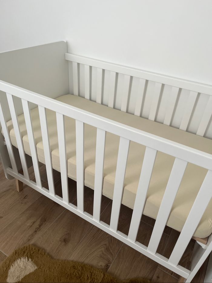 Lit à barreaux avec matelas