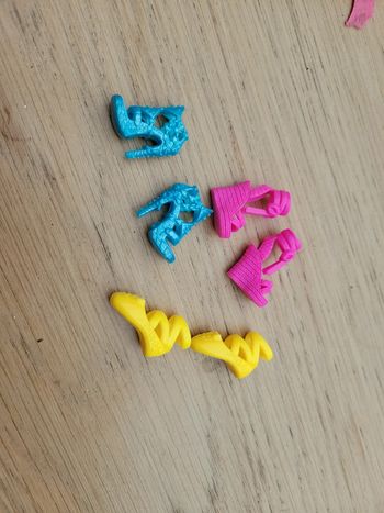 Lot chaussures talon dont chaussures sport gymnase jaune