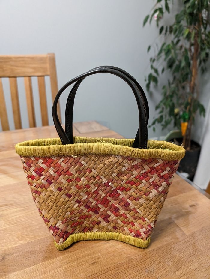 Panier en osier pour petite fille
Très bon état