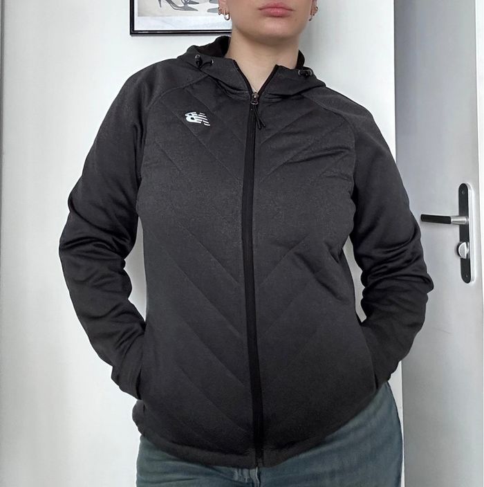 Veste zippée New Balance noire – Taille L (40) Sporty | Confort | Streetwear