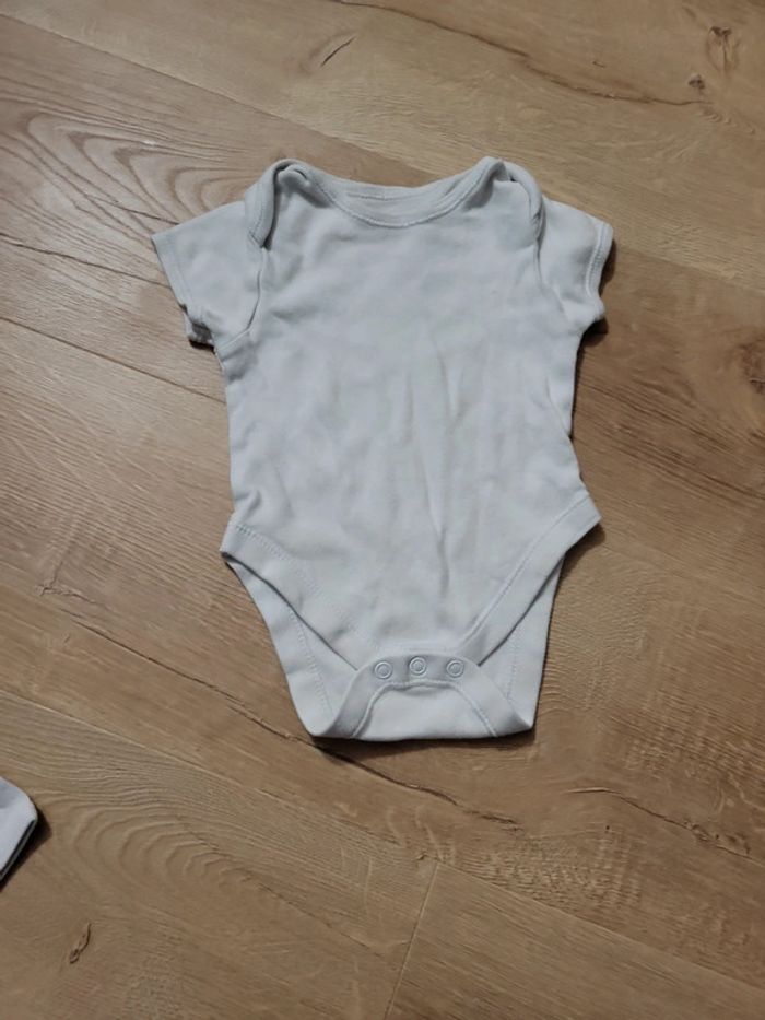 Lot de 7 bodies manched courted taille 0-3 mois - photo numéro 8