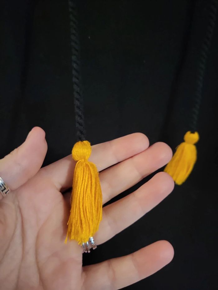 Haut noir pompons jaunes - photo numéro 2