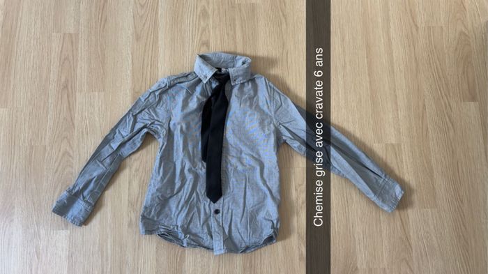 Chemise grise avec cravate