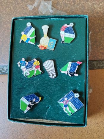 Lot de 8 pin's eurest