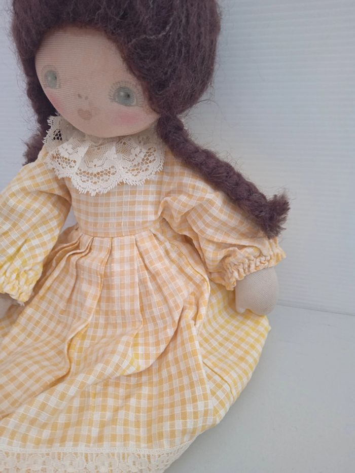 poupée de chiffon brune robe jaune - photo numéro 3