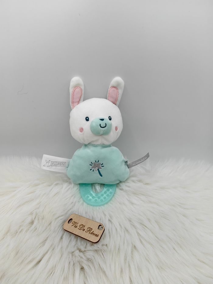 Doudou peluche Hochet lapin blanc et vert d’eau Gipsy