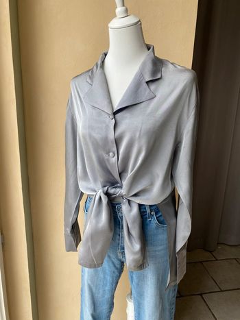 Chemise en satin gris vintage Caroll T2