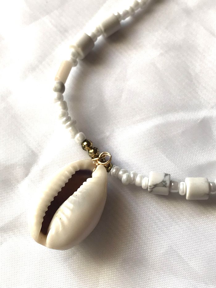 Collier Pendentif Coquillage Perles Blanches Chaîne Bijou Doré Cuivre Verre Fantaisie Hommes Femmes