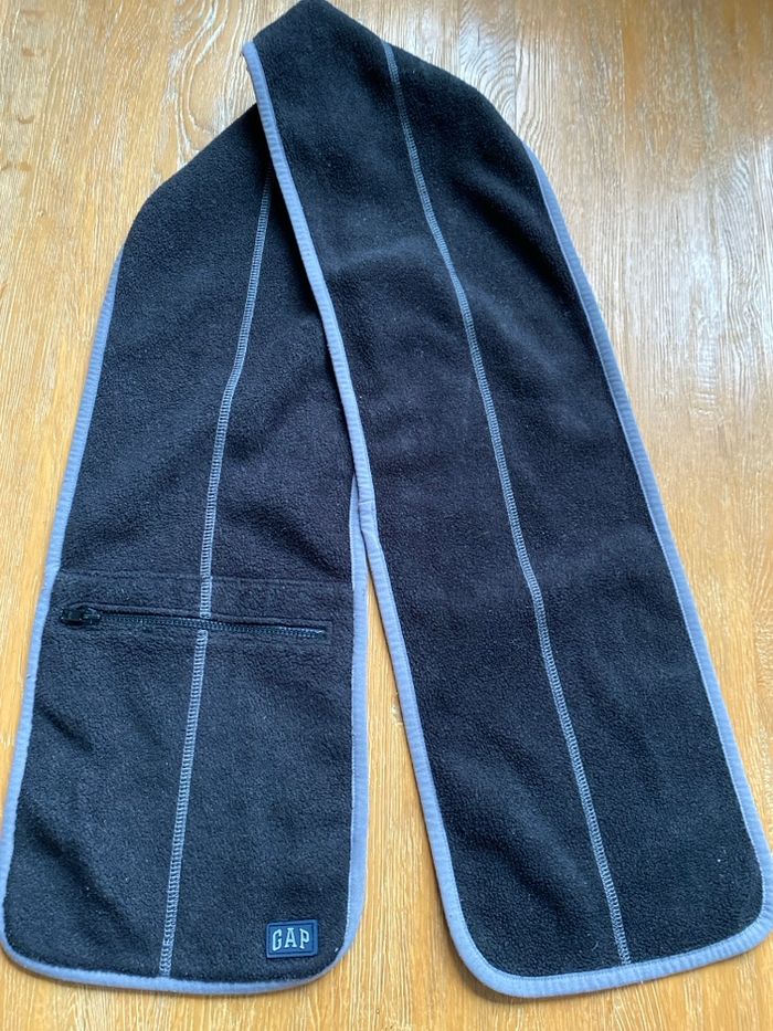 Écharpe en polaire noire Gap avec poche