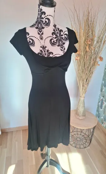 Jolie petite robe noire pour l été taille 38/40