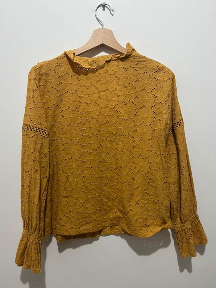 Chemise jaune moutarde avec broderie / détail ajouré et volant - photo numéro 4