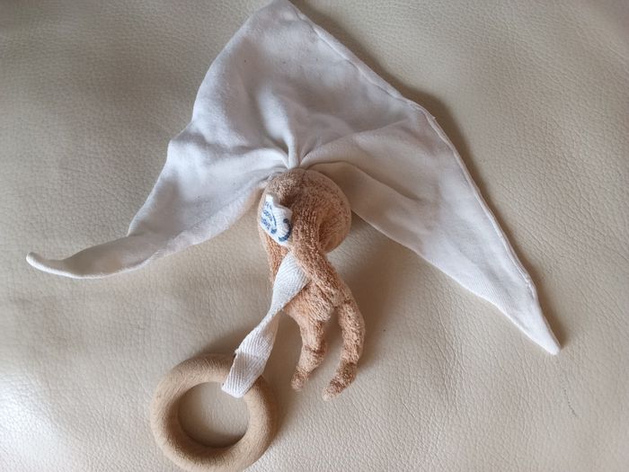 Doudou keptin-jr  poupée lutin pantin  beige blanc crème marron clair sans  visage d'occasion noeuds extrémités défaits  anneau en bois  grelot hochet fonctionne  dans sa tête tissu triangle  bonnet  avec  2 noeuds - photo numéro 3