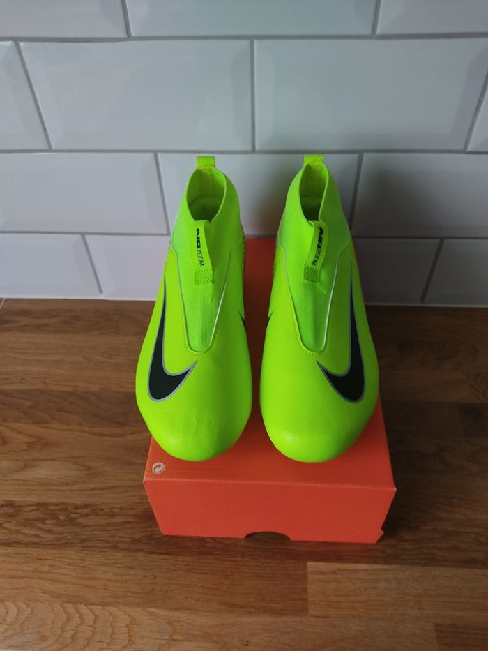Crampons Nike T 38.5 - photo numéro 3