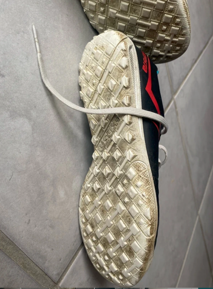 Chaussures futsal ou city T 33 - photo numéro 2