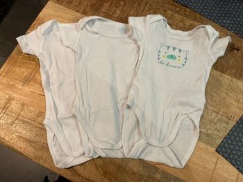 Lot 3 bodies taille 6 mois