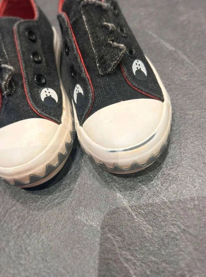 Basket noir  avec crête  taille  25