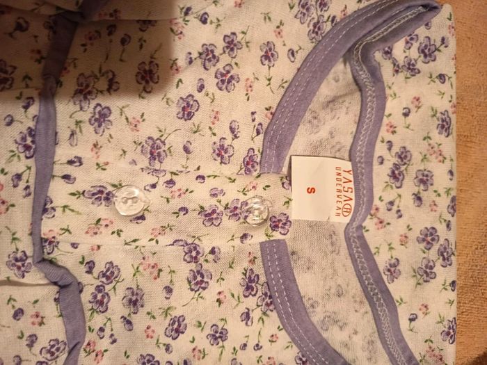 Chemise de nuit coton . Marque voir étiquette. Manches longues. - photo numéro 3