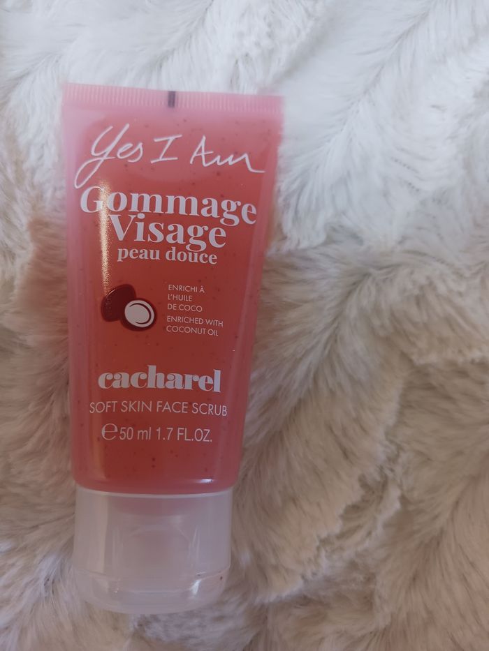 Cacharel Yes I am gommage visage peau douce