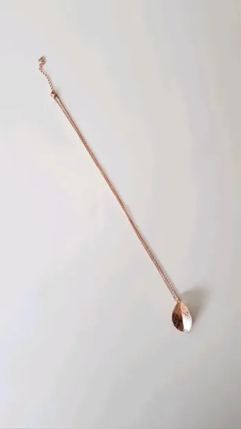 Collier feuille doré