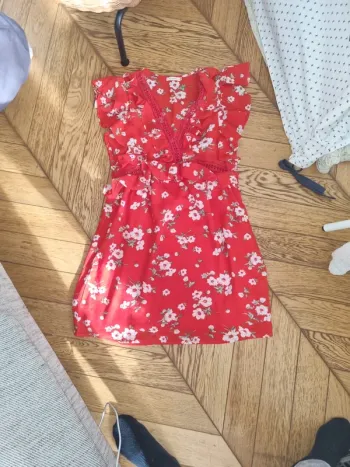 Robe rouge fleurie