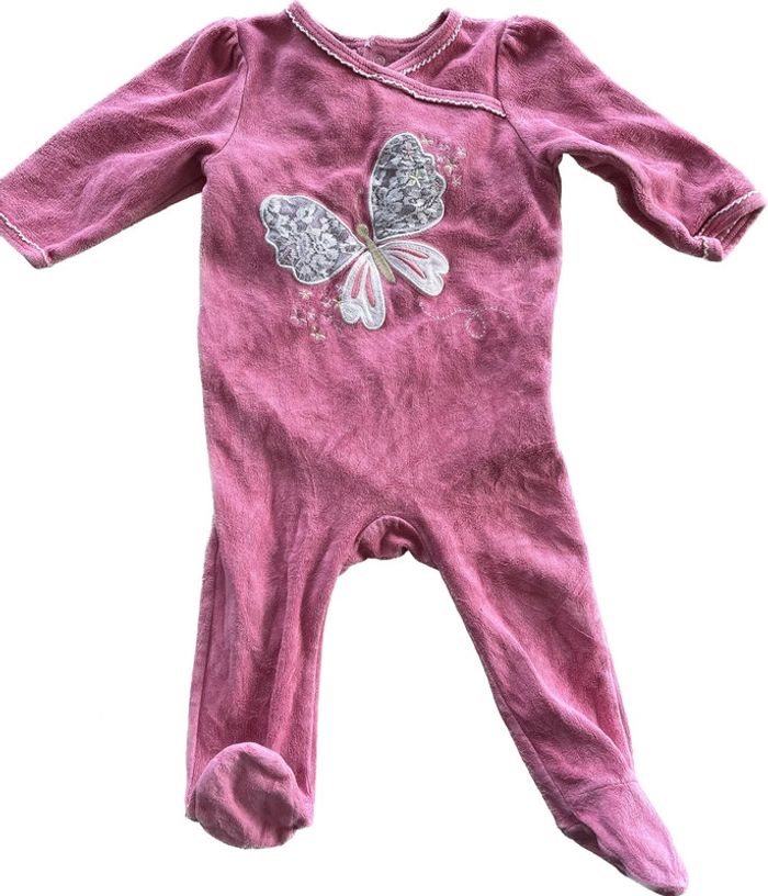 Joli pyjama grenouillère rose avec papillon