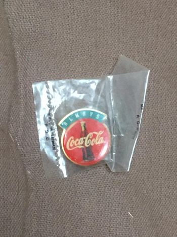 Pin’s Coca Cola neuf sous blister