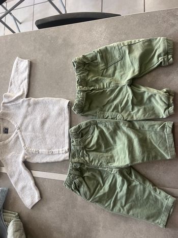 2 jeans vert et une brassière  tape à l’œil