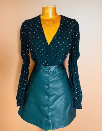 Blouse noire à pois blancs