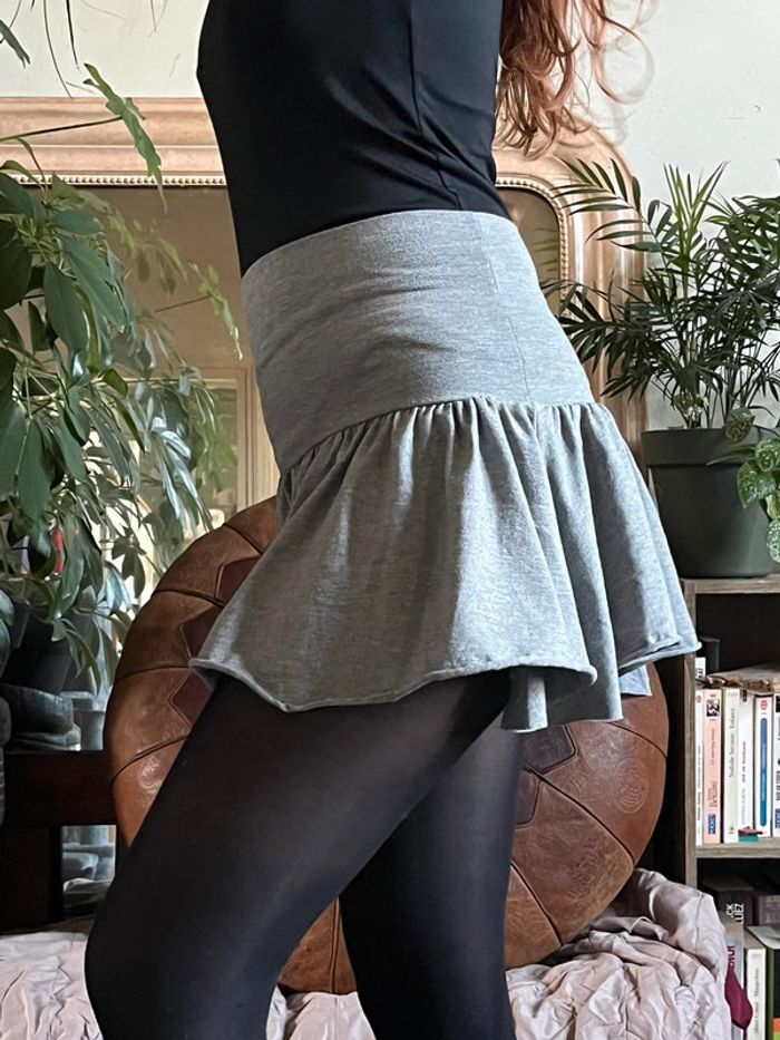 Jupe courte taille haute asymétrique - grise - photo numéro 6