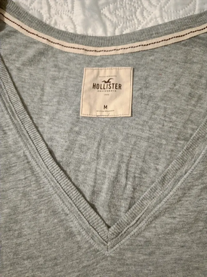 T-shirt col V Hollister T.S/M - photo numéro 3