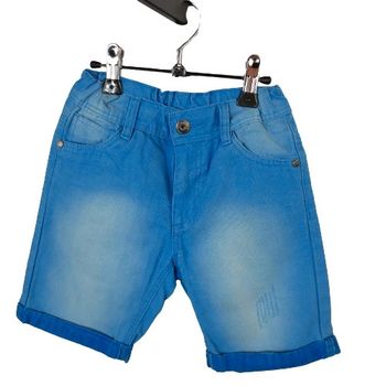 Short tape à l'œil.