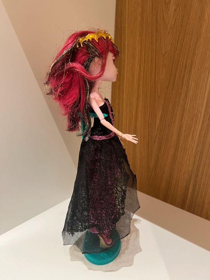 Monster high Draculaura avec socle - photo numéro 4