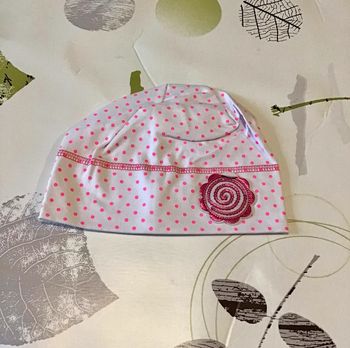 Bonnet blanc et rose fluo taille 46/48