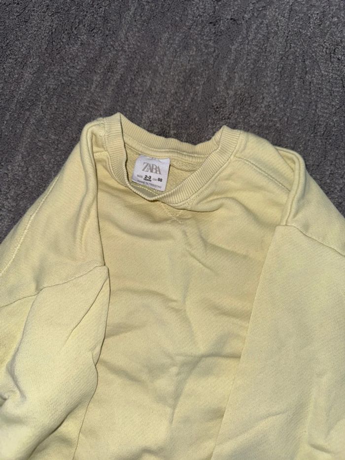 Pull  zara taille 98 - photo numéro 2