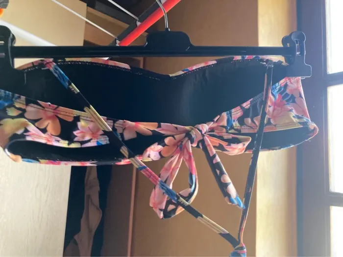 Superbe ensemble bikini noir fleurs exotiques jamais porté marque Tropical Beach - photo numéro 7