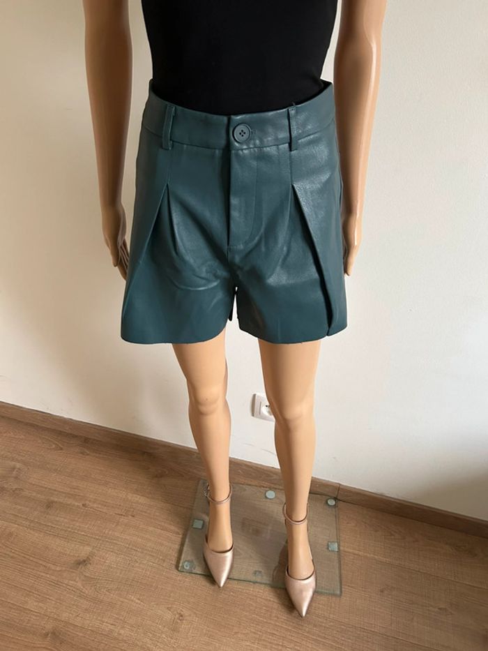 Short vert en simili cuir Molly Bracken taille S jamais porté