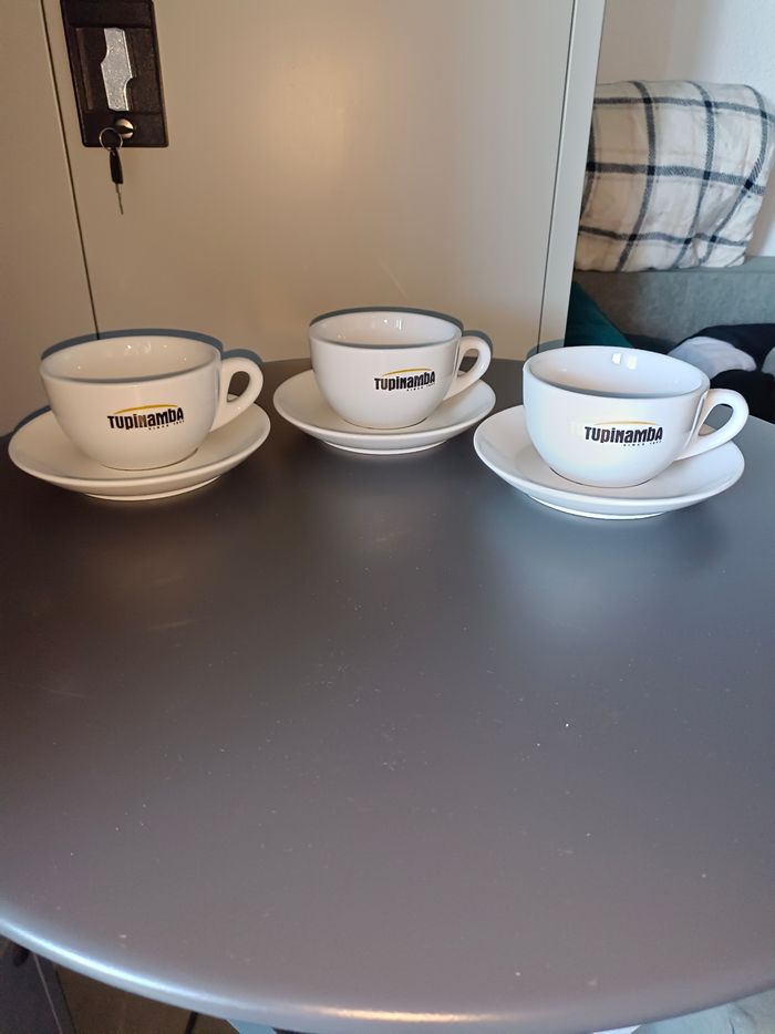 Service de bistro Tupinamba ( 3 tasses à chocolat chaud, thé+ 3 sous-tasses)
